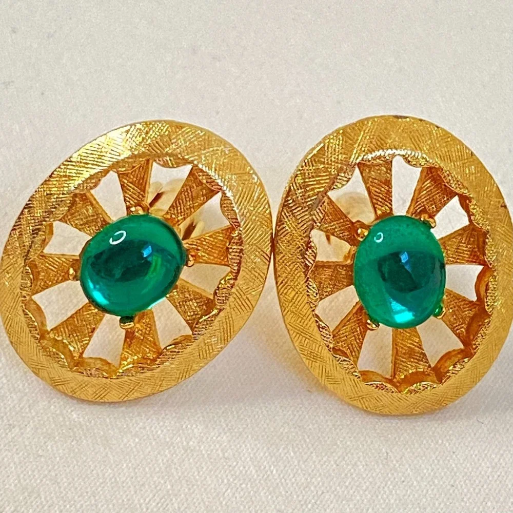 💎Cuff Links Mens Brushed Gold Tone Metal Setting Central Green Stone